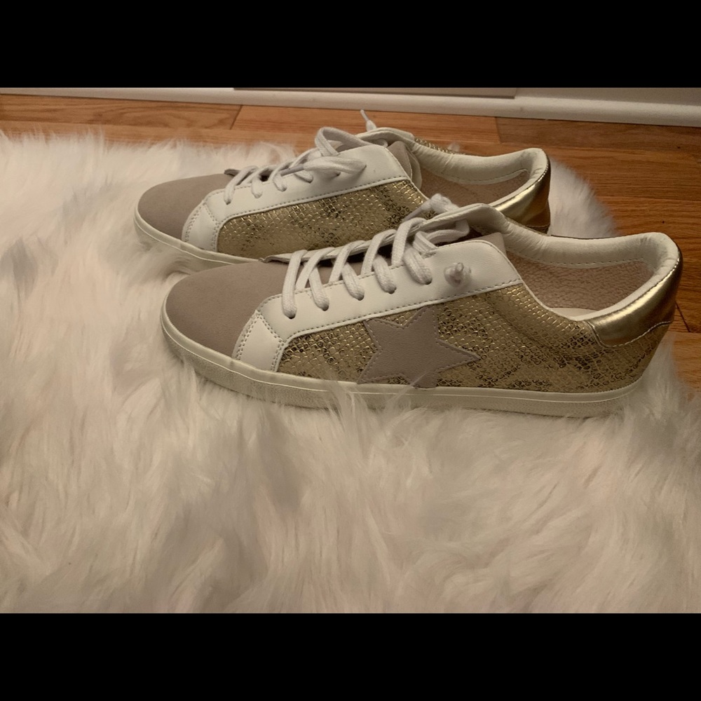 Gold in suede star sneakers￼